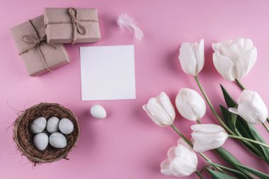 Paskalya yumurta yuva ve Lale çiçek bahar arka plan üzerinde. Üstten Görünüm kopya alanı ile. Mutlu Paskalya kartı
