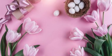 Paskalya yumurta yuva ve Lale çiçek bahar arka plan üzerinde. Üstten Görünüm kopya alanı ile. Mutlu Paskalya kartı