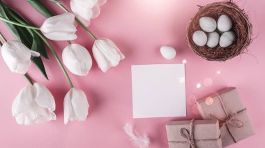 Paskalya yumurta yuva ve Lale çiçek bahar arka plan üzerinde. Üstten Görünüm kopya alanı ile. Mutlu Paskalya kartı