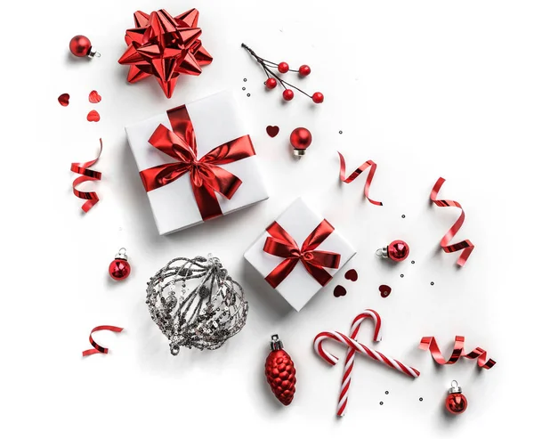 Weihnachtsdekoration, Geschenkschachteln mit rotem Band, Funkeln, Konfetti, Weihnachtsbonbons und Kugeln auf weißem Hintergrund. Weihnachten und ein frohes neues Jahr. Flache Lage, Draufsicht — Stockfoto
