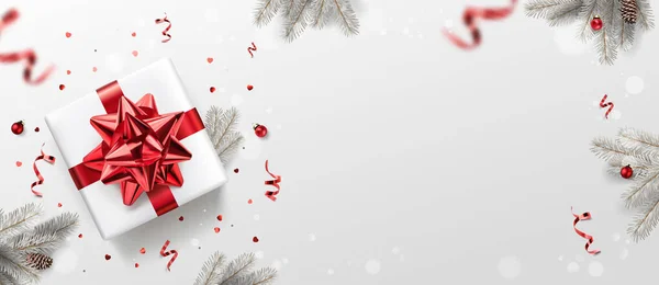 Срібні різдвяні ялинки, подарункова коробка з червоною стрічкою, прикраса, блискітки, конфетті і боке на білому тлі. Веселого Різдва і Xmas карти. З Новим роком, зверху, реалістичним вектором — стоковий вектор