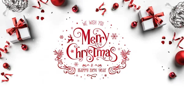 Vrolijk Kerstfeest en Nieuwjaar tekst op witte achtergrond met geschenkdozen, linten, rode decoratie, bokeh, sprankelingen en confetti. Kerstkaart, bokeh, licht. Vlakke lay, bovenaanzicht — Stockfoto