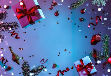 Mutlu Noeller ve yeni yıl geçmişi. Uçan süslemelerden yapılmış Noel kartı, köknar dalları, toplar, kar taneleri, ışıltılar, hediye kutuları, renkli neon mavi ve mor arka planda bokeh