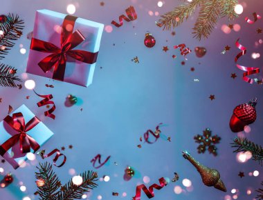 Mutlu Noeller ve yeni yıl geçmişi. Uçan süslemelerden yapılmış Noel kartı, köknar dalları, toplar, kar taneleri, ışıltılar, hediye kutuları, renkli neon mavi ve mor arka planda bokeh
