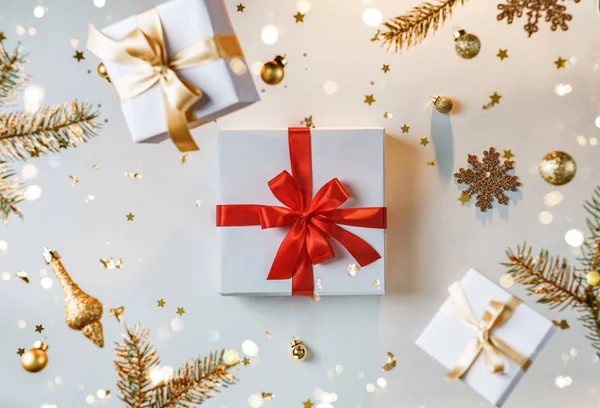 메리 크리스마스와 새해 배경. 크리스마스 연휴 카드는 날아다니는 장식, 황금빛 전나무 가지, 공, 눈송이, 반짝이는 것, 선물 상자, 보케, 황금 배경등으로 만들어 졌다. 선택적 초점 — 스톡 사진