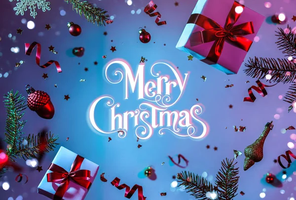 Xmas ve yılbaşı tatili geçmişi. Uçan süslemeler, köknar dalları, toplar, kar taneleri, ışıltılar, hediye kutuları, renkli neon rengi mavi ve mor arka planda bokeh