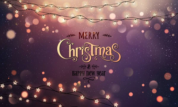 Oro Feliz Navidad Texto sobre fondo rojo brillo con decoraciones de Navidad guirnaldas brillantes, luz, estrellas, bokeh. Feliz tarjeta de Navidad. Ilustración vectorial, vector realista — Vector de stock