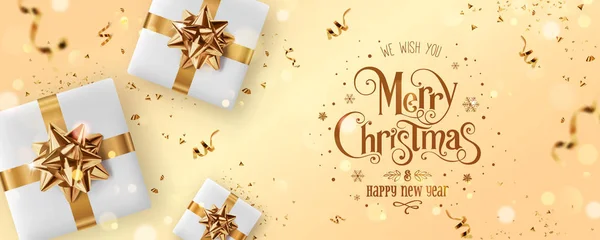 Gold Christmas and New Year Tekst op gouden kerstachtergrond met geschenkdozen, sparren takken, gouden lint, decoratie, sprankelingen, confetti, bokeh. Vrolijk kerstkaartje. Vector Illustratie, realistische vector — Stockvector