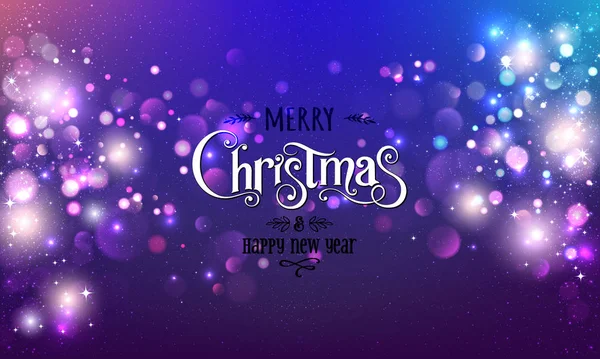 Merry Christmas Tekst op donkere glitter achtergrond met kerstversieringen gloeiende bloemenslingers, licht, sterren, bokeh. Vrolijk kerstkaartje. Vector Illustratie, realistische vector — Stockvector