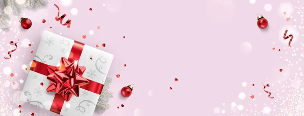 Рожевий різдвяний та новорічний фон з подарунковими коробками Xmas, ялинковими гілками, червоною стрічкою, прикрасою, блискітками, конфетті, боке. З Різдвяною листівкою. Векторна ілюстрація, реалістичний вектор — стоковий вектор