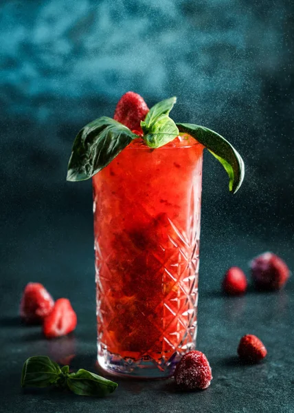 Fresh strawberry cocktail with basil, berries and powdered sugar in jar glass on dark blue background. Studio shot of drink in freeze motion, powdered sugar, drops. Summer cold drink and cocktail — Stock Photo, Image