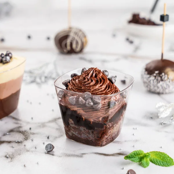 Smaklig grädde mousse dessert med choklad i ett glas på ljus bakgrund närbild. Läcker dessert och godis bar, närbild — Stockfoto