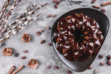 Paskalya kek çikolata, Hindistan cevizi, bir taş zemin üzerine bahar çiçekleri ile. Mutlu Paskalya kutlamaları