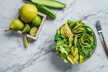 Avokado, kivi, elma, salatalık, armut, mikro yeşil, limon ve susamlı taze yaz salatası. Sağlıklı yemek, temiz yemek, Buda kasesi salatası, üst manzara.