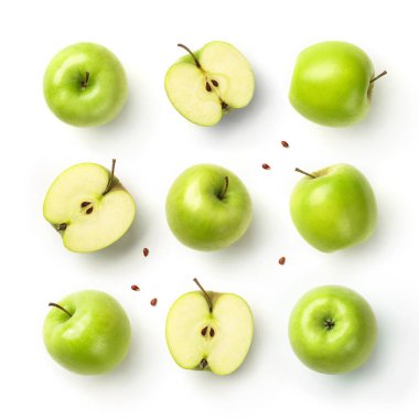 Beyaz arka planda izole edilmiş tohumları olan taze yeşil elmalar. Meyve deseni, üst görünüm, düz yatış