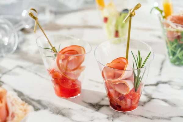 Deliciosos Aperitivos Copas Vidrio Con Carne Jamón Tomate Sobre Mesa — Foto de Stock