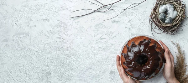 Mãos Segurando Bolo Páscoa Com Chocolate Fundo Branco Com Ovos — Fotografia de Stock