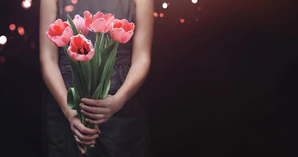 Vrouw Handen Houden Roze Tulpen Bloemen Donkere Achtergrond Met Licht — Stockfoto