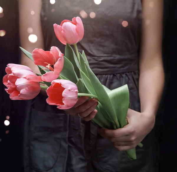 Vrouw Handen Houden Roze Tulpen Bloemen Donkere Achtergrond Met Licht — Stockfoto