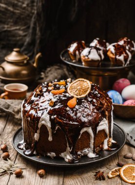Çikolatalı Paskalya pastası ve taşralı ahşap masada fındık ve renkli paskalya yumurtaları. Mutlu Paskalyalar