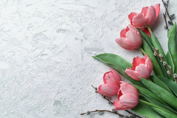 Rosa Tulpen Blühen Auf Weißem Steinhintergrund Muttertagskarte März Frohe Ostern — Stockfoto
