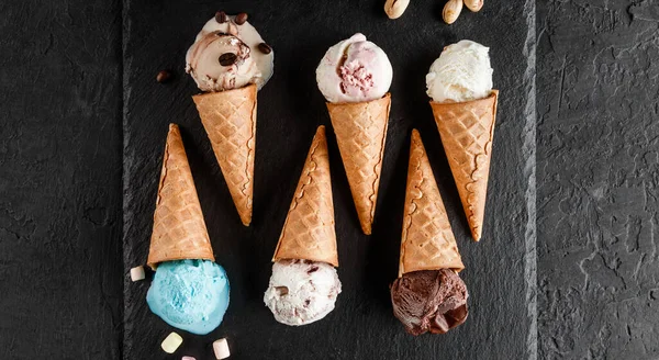 Buntes Eis Mit Waffelkegeln Auf Schwarzem Steinhintergrund Sommer Und Süßes — Stockfoto