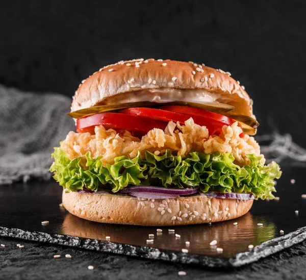 Burger Kurczaka Pomidorami Sałatą Sosem Łupkowym Czarnym Tle Zbliżenie — Zdjęcie stockowe