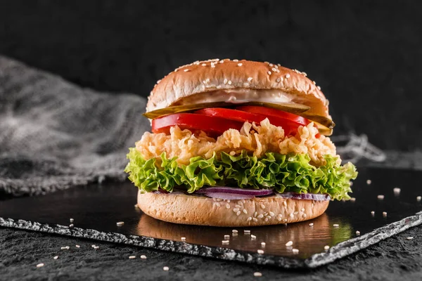 Hambúrguer Frango Com Tomate Alface Molho Ardósia Fundo Preto Close — Fotografia de Stock