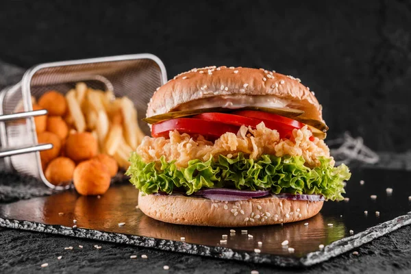 Burger Kurczaka Pomidorami Sałata Sos Smażone Kulki Kij Frytki Łupkowym — Zdjęcie stockowe