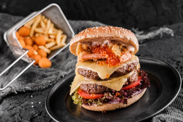 Hamburger Doppio Hamburger Manzo Con Caviale Rosso Gamberetti Impanati Formaggio — Foto Stock