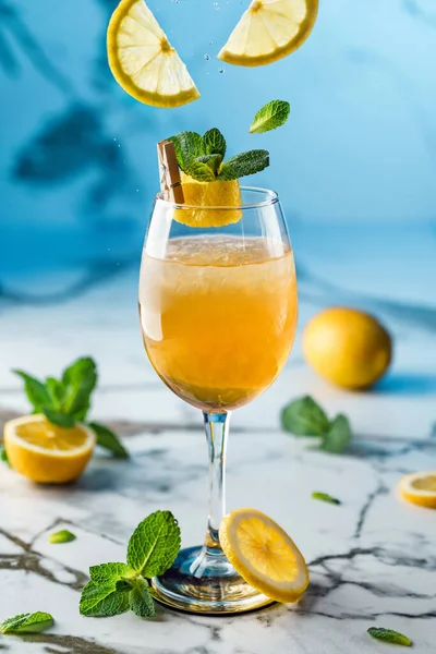 Limonada Fresca Con Menta Naranja Hielo Vino Sobre Fondo Azul — Foto de Stock