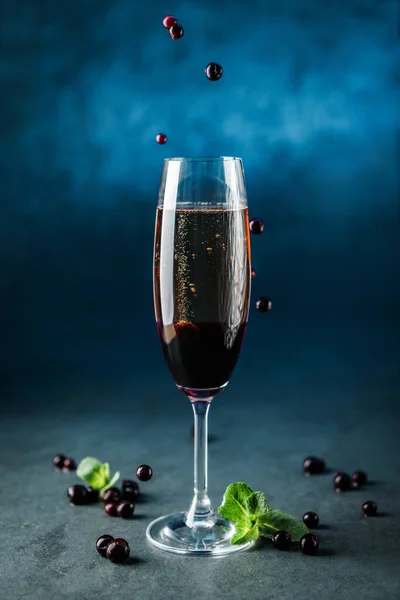 Cocktail Frais Avec Champagne Groseilles Menthe Dans Verre Vin Sur — Photo
