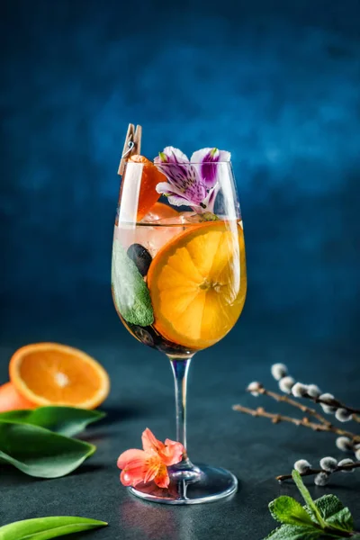Cocktail Tropical Fresco Com Laranja Uvas Hortelã Flores Comestíveis Gelo — Fotografia de Stock