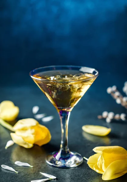 Świeży Koktajl Alkoholowy Lodem Szklance Martini Ciemnoniebieskim Tle Letni Zimny — Zdjęcie stockowe