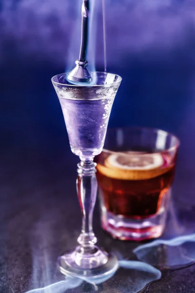 Klassische Alkoholische Cocktails Schnapsgläsern Oder Schützen Auf Dunkelblauem Hintergrund Studioaufnahme — Stockfoto