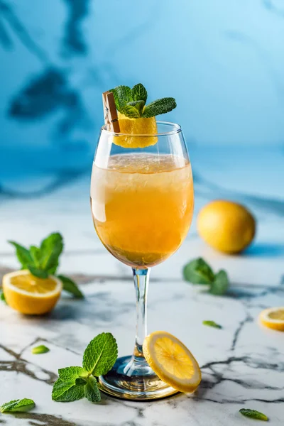 Limonada Fresca Con Menta Naranja Hielo Vino Sobre Fondo Azul — Foto de Stock