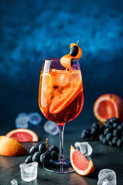 Cocktail Toranja Fresco Com Laranja Uvas Gelo Vinho Sobre Fundo — Fotografia de Stock