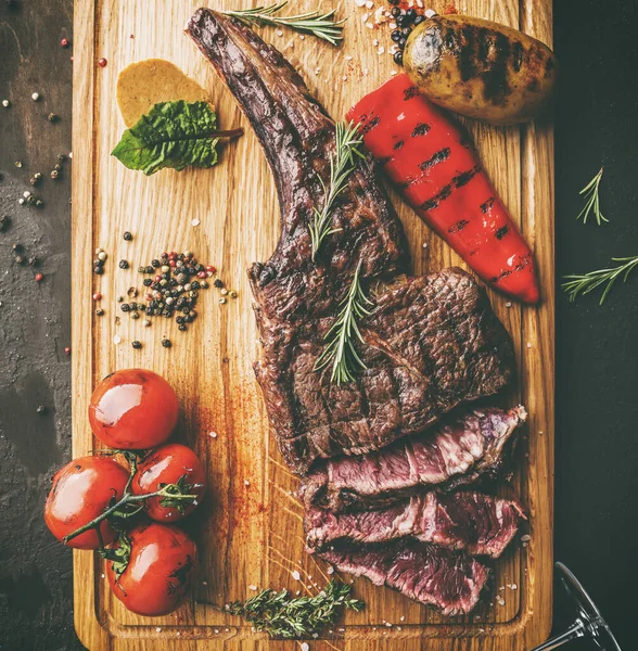 Grilované Tomahawk Maso Středně Vzácné Nebo Rib Oko Steak Dřevěné — Stock fotografie