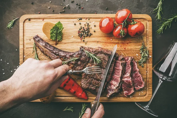 Ruce Krájené Grilované Tomahawk Maso Střední Vzácné Nebo Rib Oko — Stock fotografie