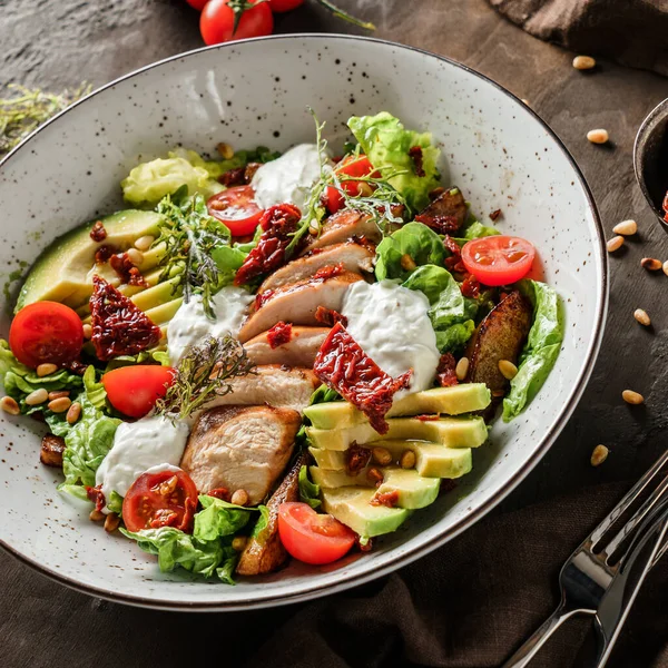 Ensalada Saludable Con Filete Pollo Aguacate Tomates Lechuga Verduras Piñones — Foto de Stock