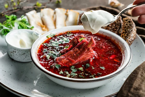 Sopa Tradicional Ucraniana Rusa Remolacha Borscht Escudilla Con Carne Costilla — Foto de Stock