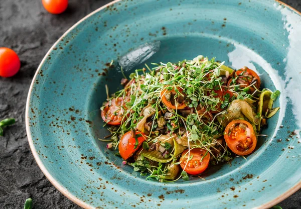 Gesunder Veganer Salat Mit Oliven Zwiebeln Zucchini Kirschtomaten Sprossen Keramikteller — Stockfoto