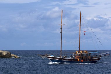 Valletta, Malta 4 Nisan 2017: Cruise yat bağlantı noktasına Grand Cruise Limanı çevresinde turistlerin aldıktan sonra döndürür. 