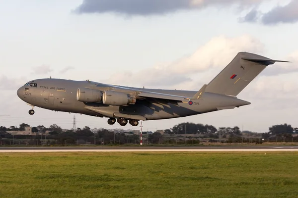 RAF C-17 landing in Malta tijdens de onrust in Libië — Stockfoto
