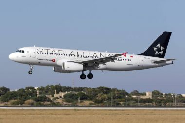 Türk Hava Yolları A320 Star Alliance üniforma içinde