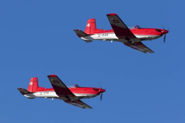 Luqa, Malta 22 Eylül 2017: İsviçre Hava Kuvvetleri Pilatus Ncpc-7 İsviçre Pc-7 takım Luqa için adanın üzerinde Doğu kıyısında bir alıştırma oturumu sonra dönecek.
