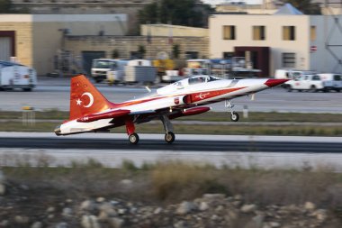 Luqa, Malta 22 Eylül 2017: Northrop (Canadair) Nf-5a-2000 (Cl-226) Türk Hava Kuvvetleri görüntülemek takım Türk bir alıştırma oturumu sonra Mia2017 için önümüzdeki hafta sonu iniş yıldızlar.