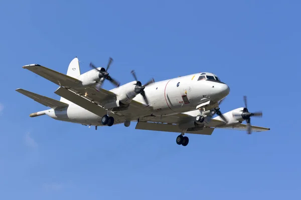 Luqa, Malta 22 Eylül 2017: Alman Deniz Kuvvetleri Lockheed P - 3c Orion (Reg: 06 60 +) üstünde kısa finalleri uçak pisti 13.