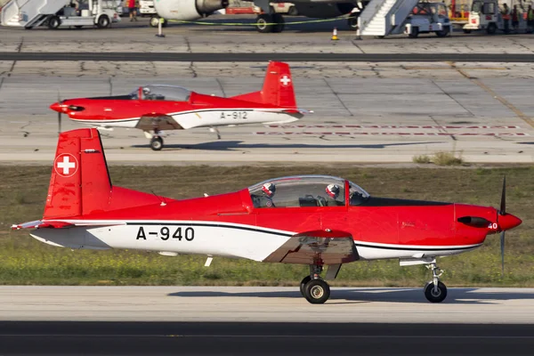 Luqa, Malta 22 Eylül 2017: İsviçre Hava Kuvvetleri Pilatus Ncpc-7 İsviçre Pc-7 takım Luqa için adanın üzerinde Doğu kıyısında bir alıştırma oturumu sonra dönecek.