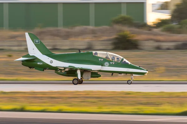 Luqa 马耳他 2017年9月22日 沙特空军英国宇航鹰65A 的沙特鹰派队在抵达马耳他后滚动 — 图库照片